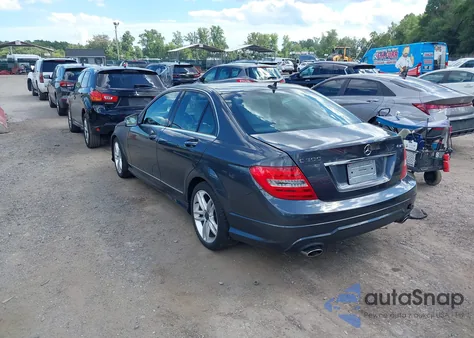 2013 Mercedes-Benz C 300 Sport 4Matic z USA, uszkodzony, nr VIN WDDGF8AB5DR259408